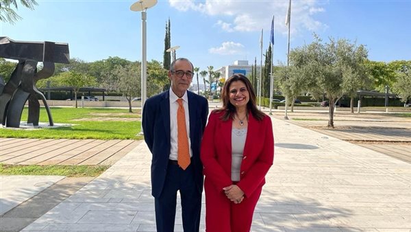 وزيرة الهجرة 