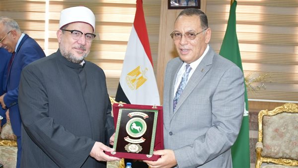 محافظ الشرقية يهدي