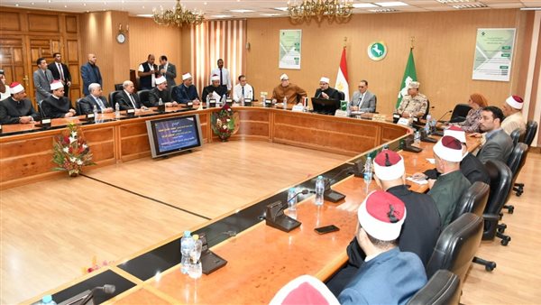 وزير الأوقاف يلتقي