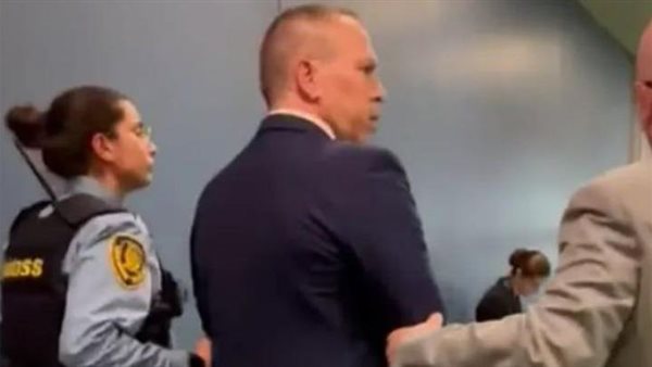 لحظة طرد السفير الإسرائيلي