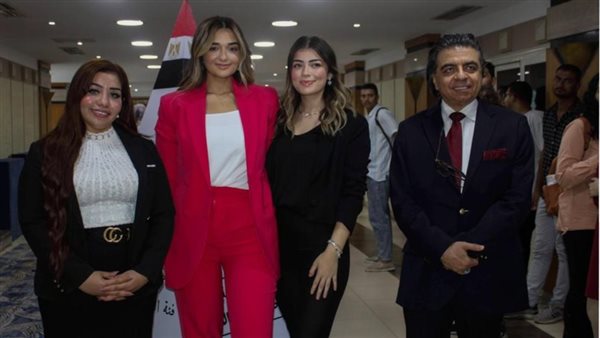 ملك أحمد زاهر وشقيقتها