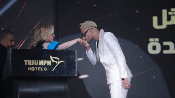 محمد رمضان يقبل يد