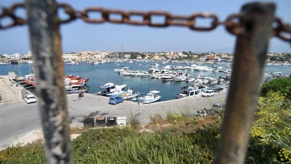 ميناء في جزيرة لامبيدوزا