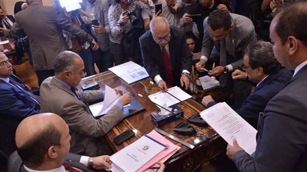 فريد زهران يقدم أوراق