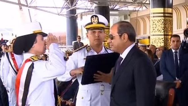 الرئيس السيسي يقلد