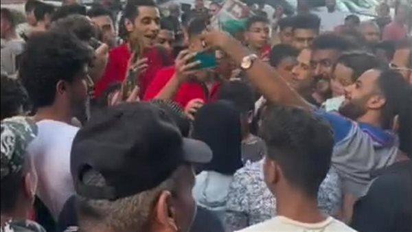 أحمد العوضي مع أهالي