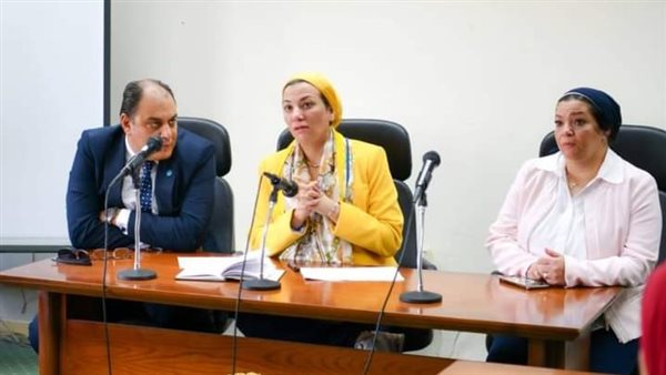 وزيرة الهجرة 