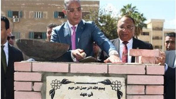 محافظ الفيوم يضع