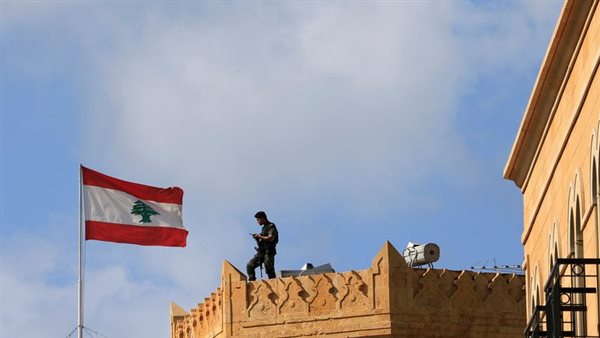 جندي لبناني إلى جانب