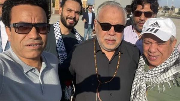 نجوم الفن أمام معبر