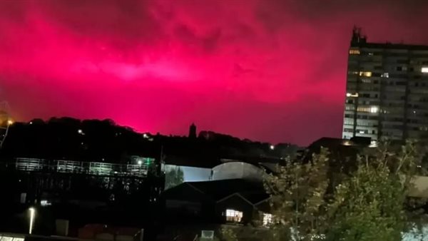 سماء وردية فى مدينة