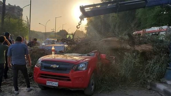 مصرع سائق سقطت عليه