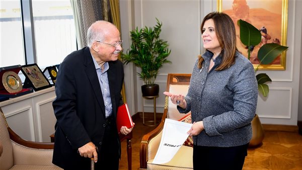 وزيرة الهجرة 