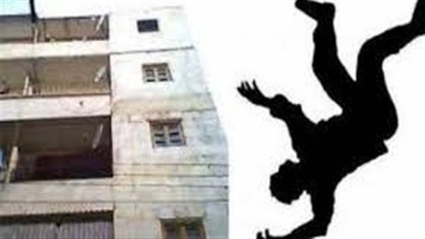 سقوط شاب من أعلى