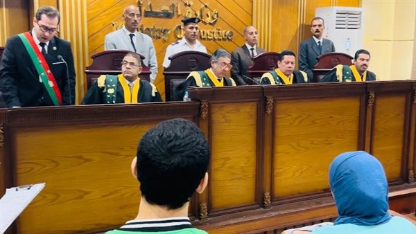 المتهمة وابنها في