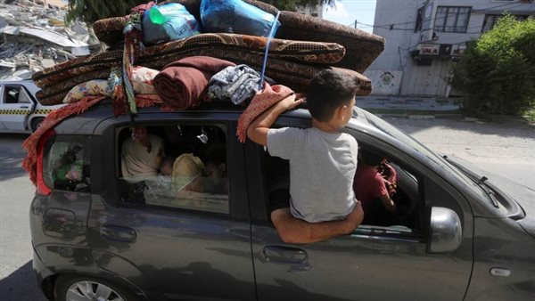 فلسطينيون ينزحون