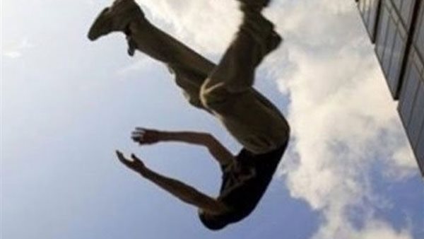 مصرع شاب سقط من أعلى