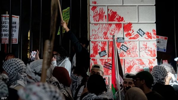 متظاهرون يلطخون أبواب