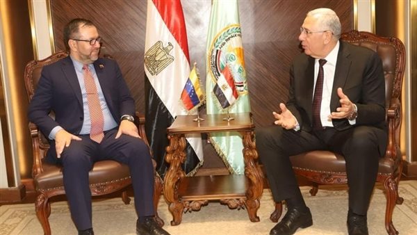 وزير الزراعة مع 