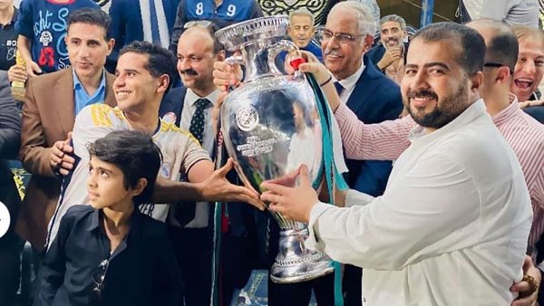 جمال علام يسلم كأس