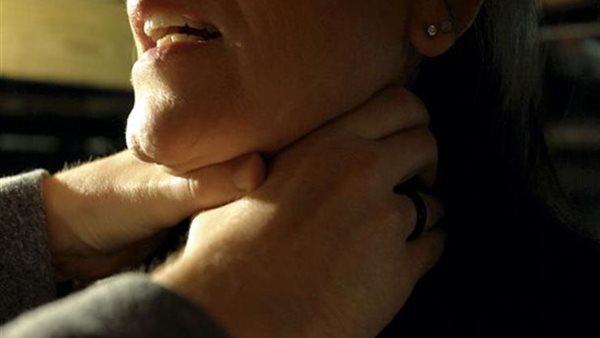 مصرع سيدة بسبب قرطها