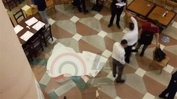 الشاب على الأرض