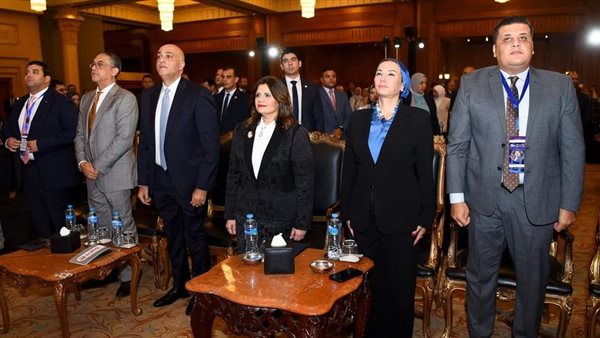 وزيرة الهجرة 