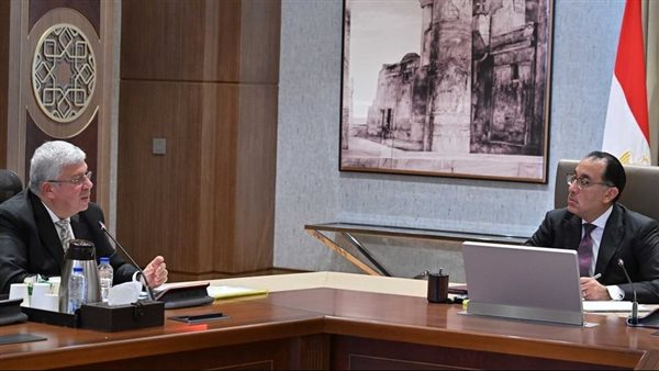 رئيس الوزراء مع وزير