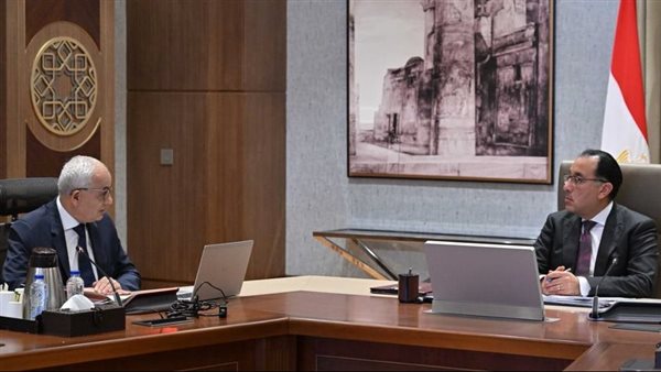 رئيس الوزراء مع وزير
