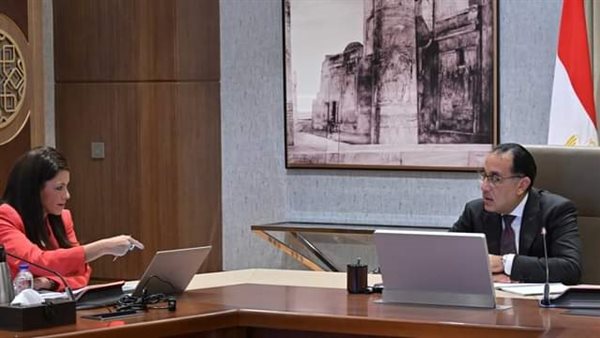 رئيس الوزراء مع وزيرة