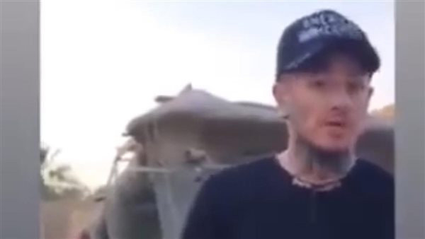 السائح في فيديو فتيات