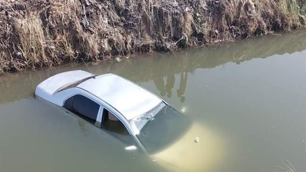 سقوط سيارة في المياه