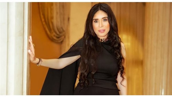 الفنانة دينا