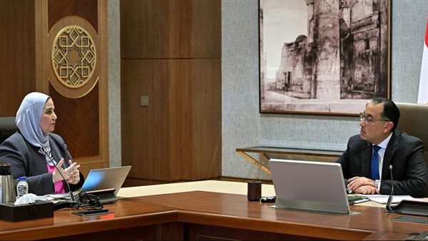 رئيس الوزراء مع وزيرة