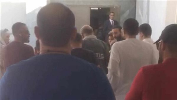 إقبال كبير داخل سفارة