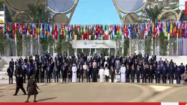 السيسي يتوسط صورة