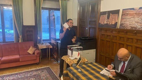 توافد عدد من المصريين