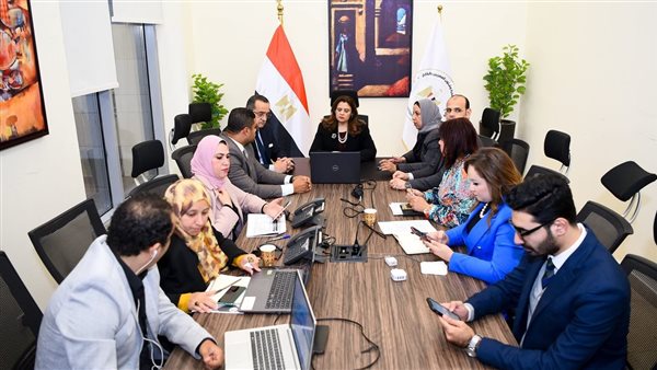 وزيرة الهجرة فى غرفة