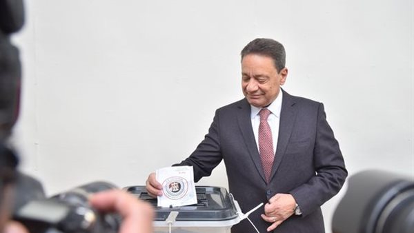 الكاتب الصحفي كرم