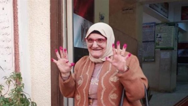 مسنة  تشارك في الانتخابات