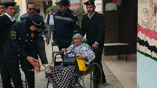 سيدة مسنة تدلي بصوتها