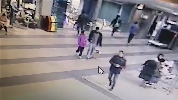 إحدى فتيات المصعد