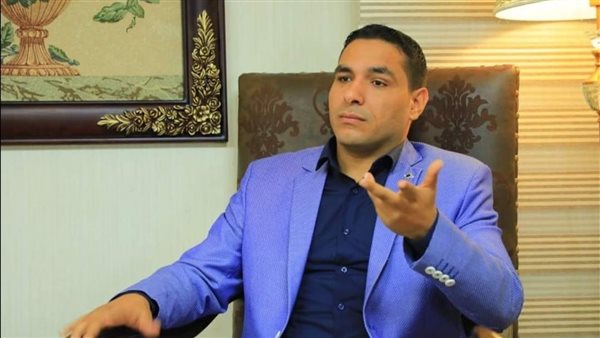 الكاتب الصحفي محمود