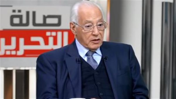 أستاذ علوم سياسية