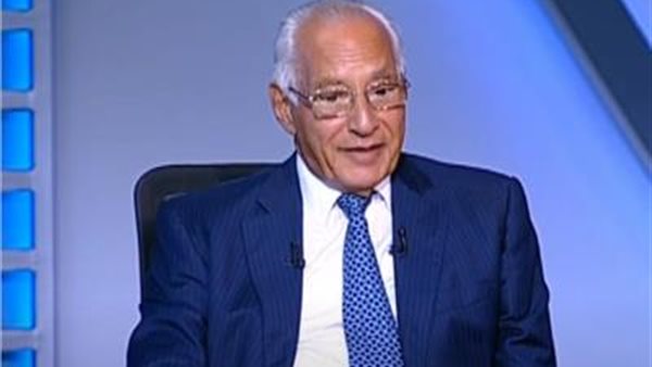 أستاذ علوم سياسية