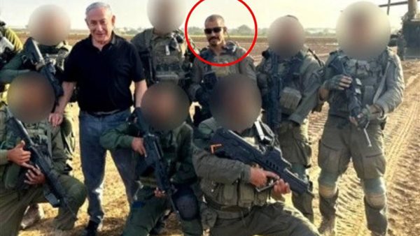 الجندي المزيف يلتقط