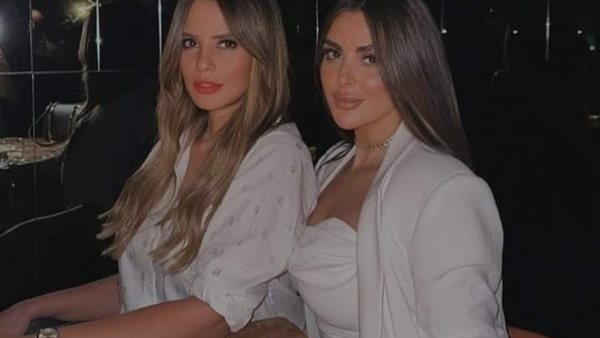 إيمان العاصي وشقيقتها