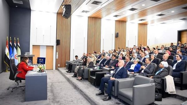 وزيرة الهجرة 