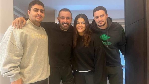 أحمد السقا رفقة أولاده