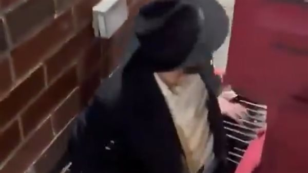 لحظة خروج يهودي من